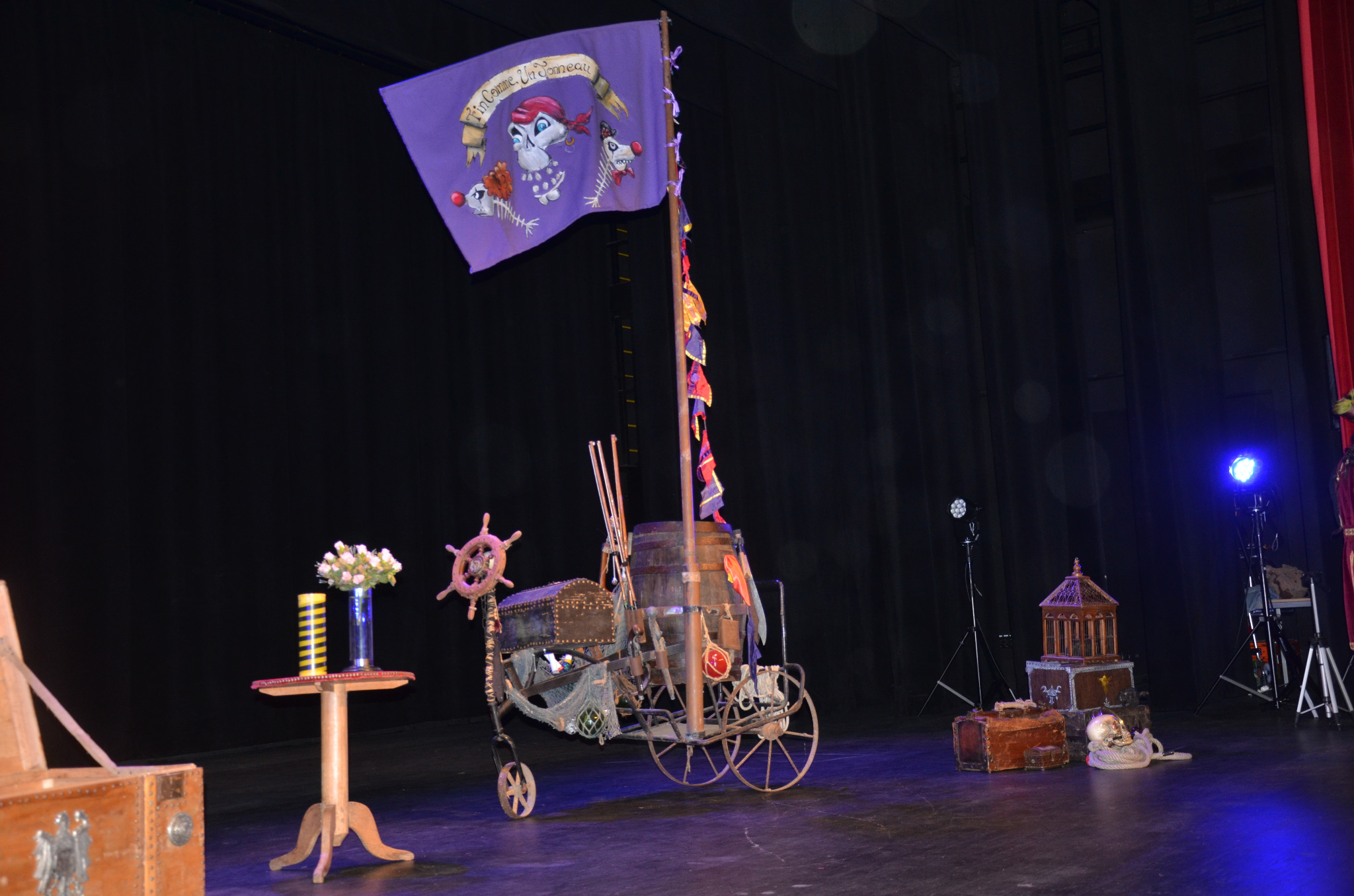 Le décor complet de Croqué Coulé sur scène : tonneau roulant, mât pirate, table et coffres